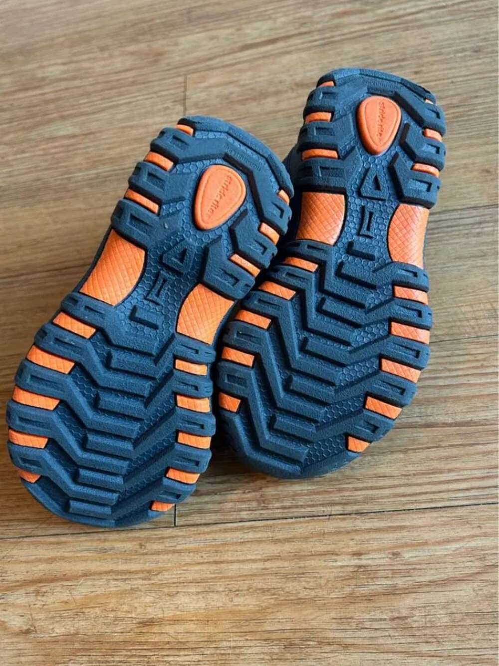 Stride Rite Made2Play Artin Sneakers (size 9)